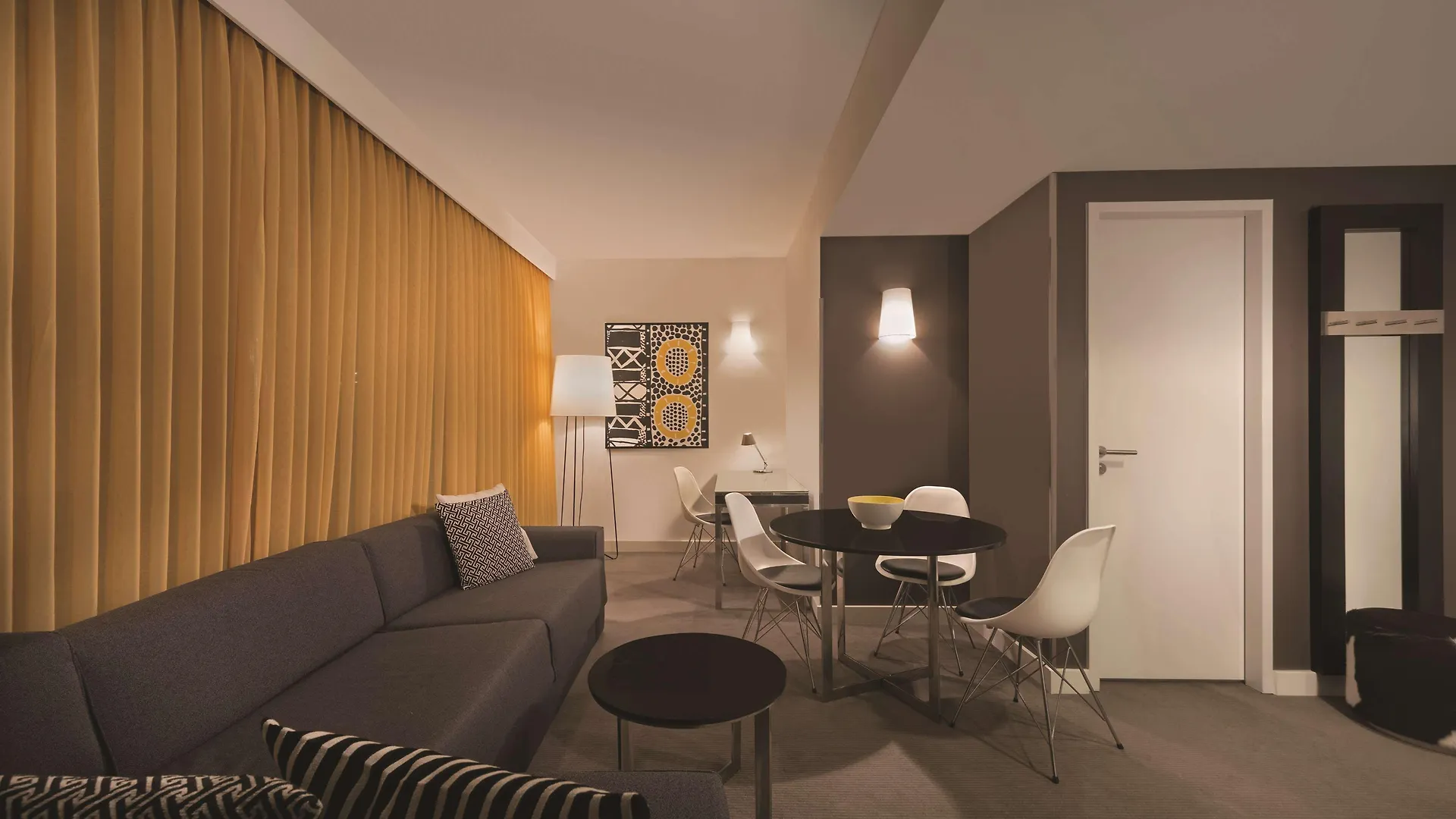 Adina Apartment Hotel Berlin Hackescher Markt 4*,